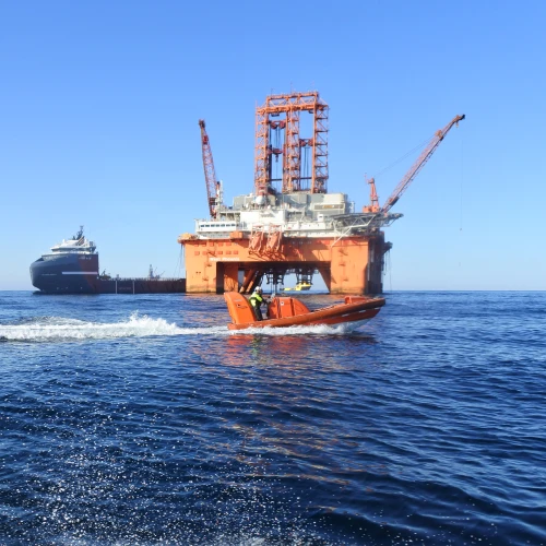 olje plattform med redningsbåt og oljeskip